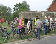 18 De groepen fietsers en wandelaars bezoeken een bunker en legerkampement